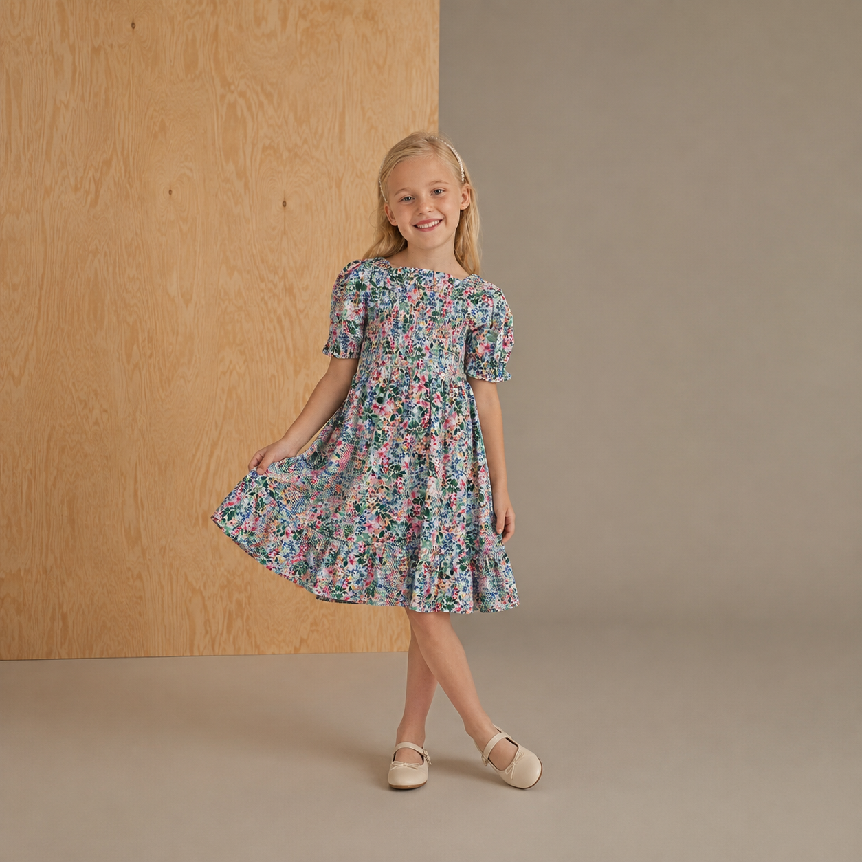 Mehrfarbiges Kleid mit Blumenmuster und verspieltem Schnitt