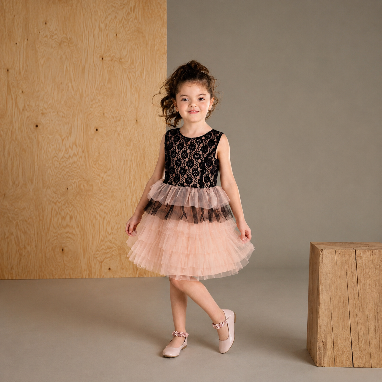 Pfirsichfarbenes, geschnittenes und genähtes, trendiges klassisches Sommerkleid
