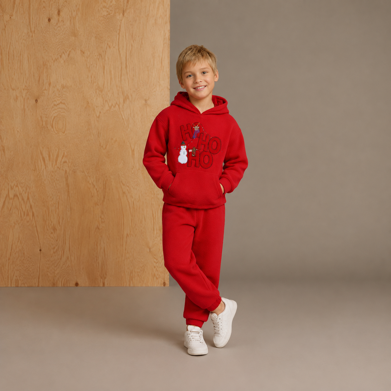 Ensemble sweat-shirt brodé appliqué rouge uni