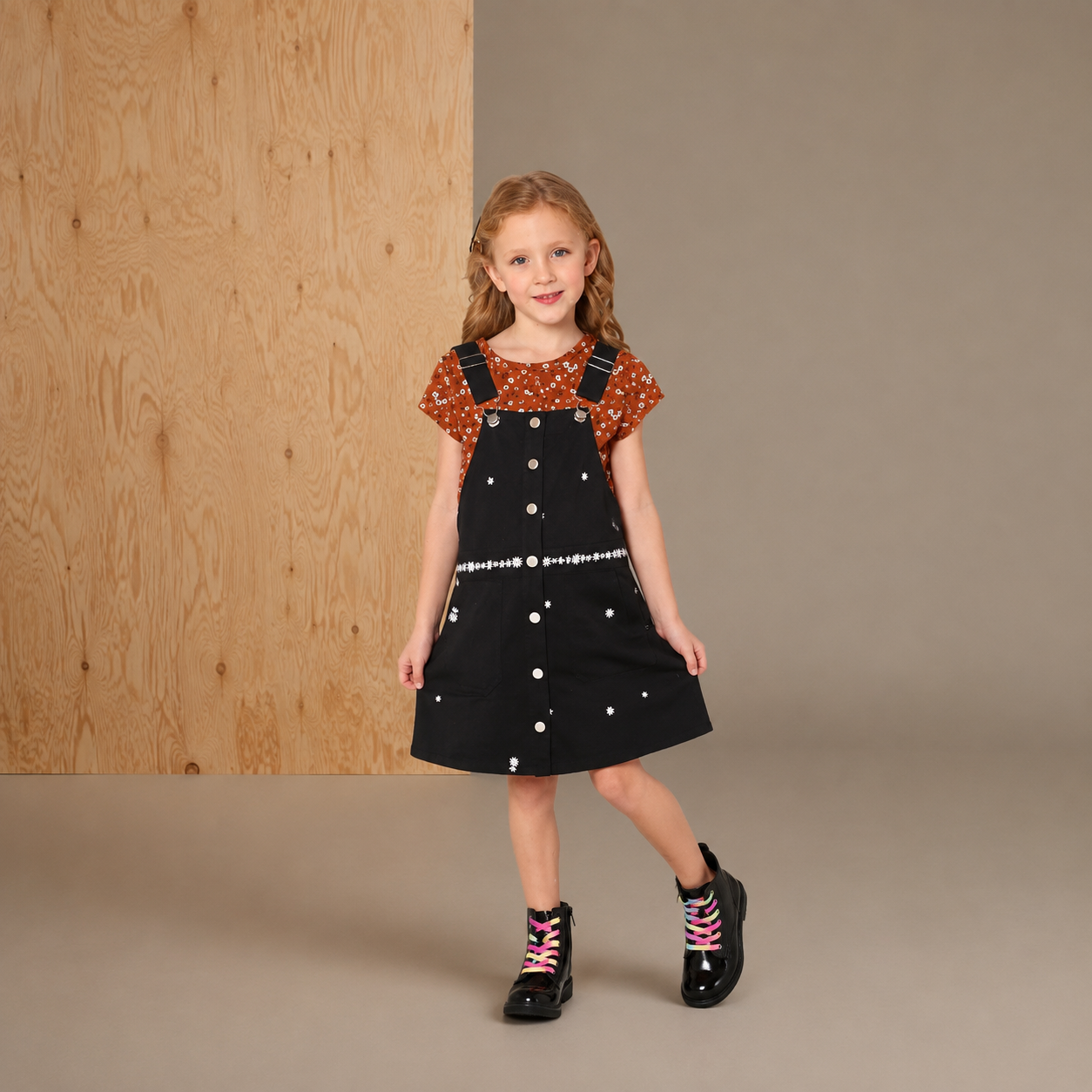 Schwarzes besticktes charmantes Kleid