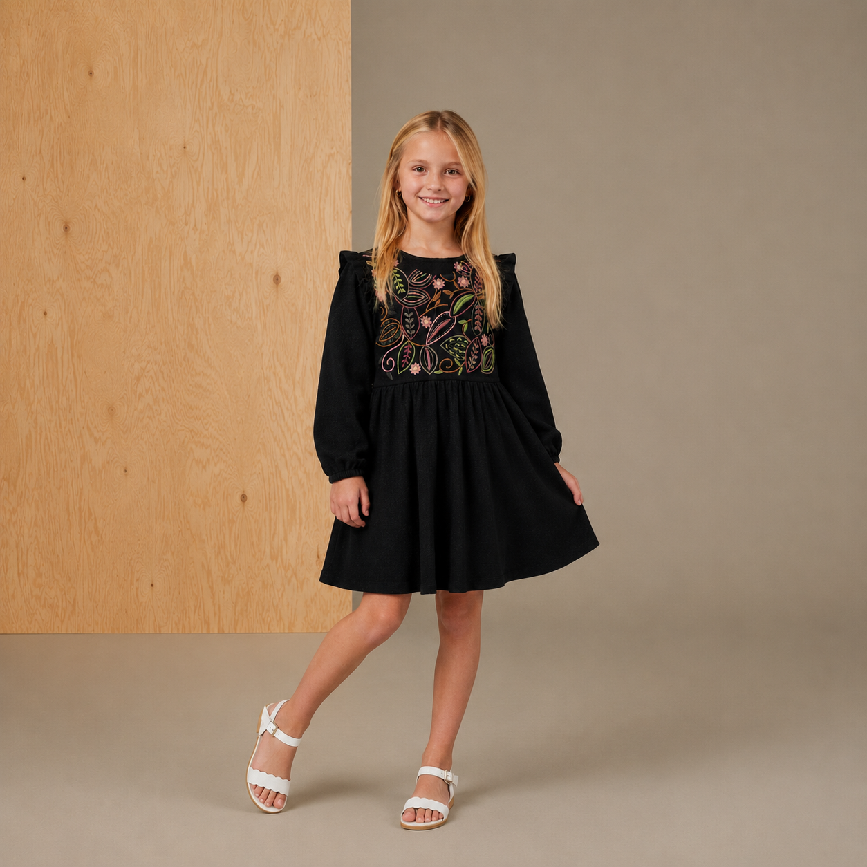 Robe élégante noire brodée mignonne