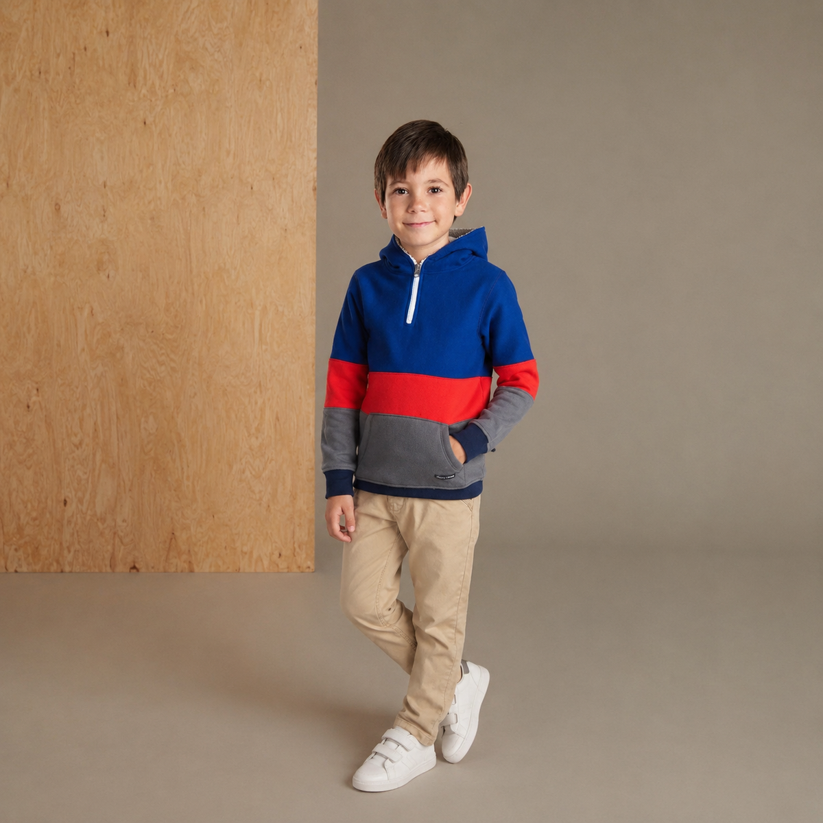 Dreifarbiger kuscheliger Hoodie mit Farbblöcken