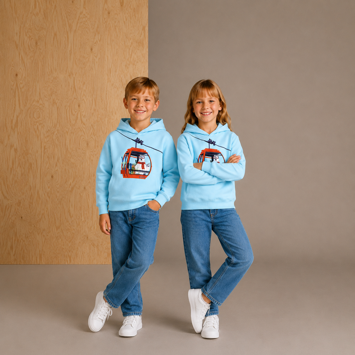 Himmelblaues, einfarbiges Sweatshirt mit Stickerei und süßem, klassischem Design