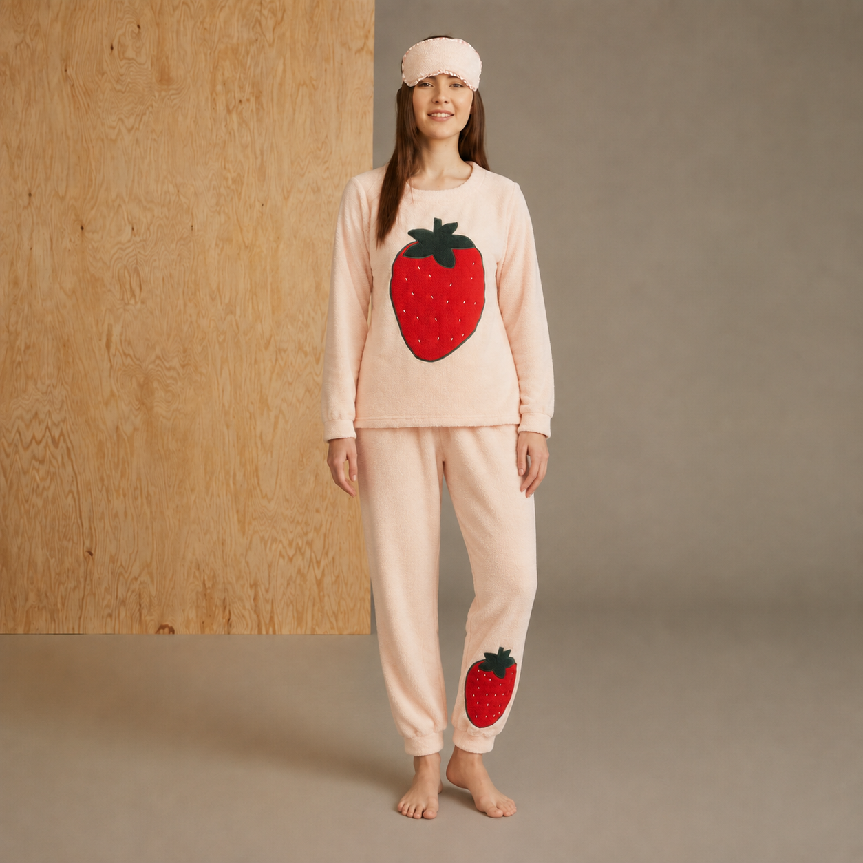 Damen Schlafanzug mit Pfirsich-Applikation aus Polyester mit Rundhalsausschnitt