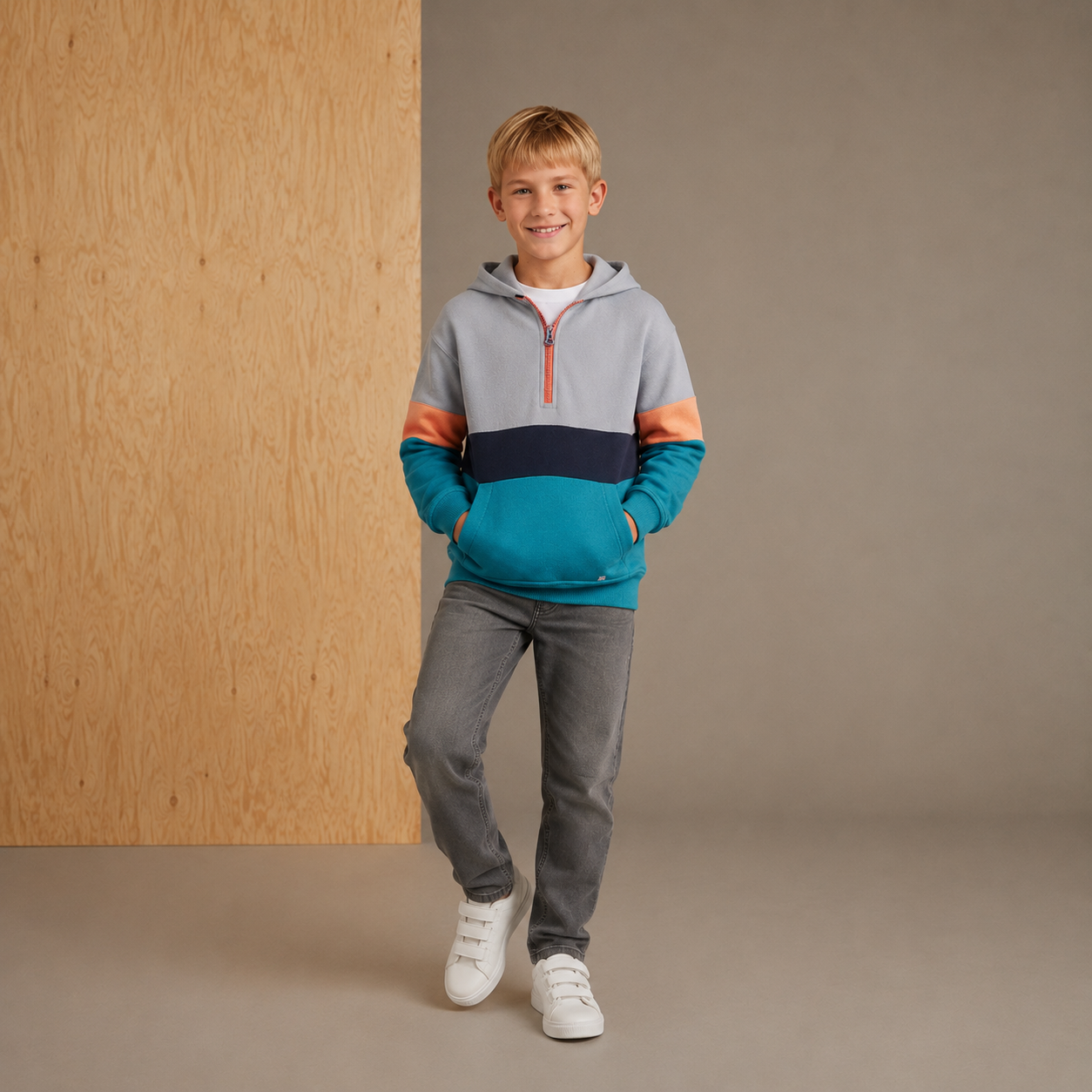 Mehrfarbiger Winter-Kapuzenpullover mit Cut & Sew-Details